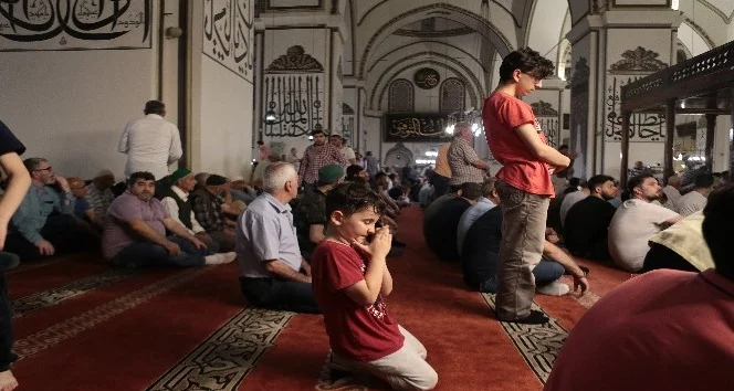 Kadir Gecesi'nde Bursalılar Ulu Cami'ye akın etti