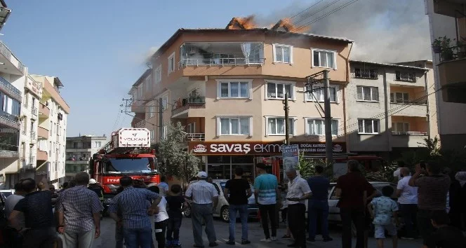 Bursa'da çatı yangını mahalleyi ayağa kaldırdı