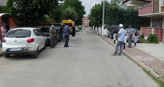 Bursa'da kadın sürücü park halindeki iki otomobile çarptı