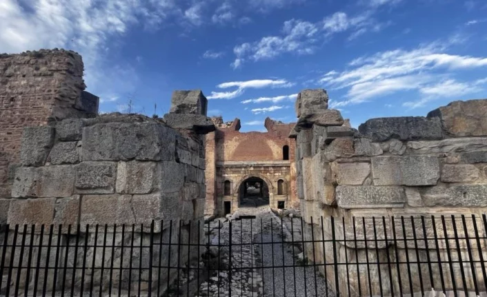 2 bin yıllık İstanbul Kapı'daki mozaik ve taş yol göz kamaştırıyor