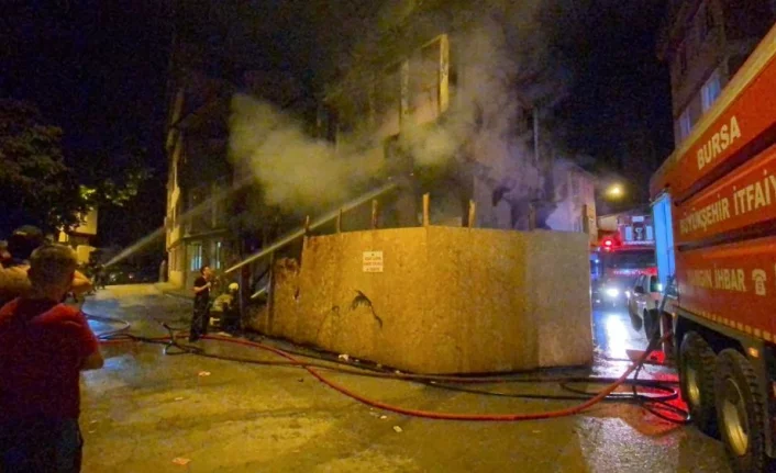 2 katlı metruk bina alev alev yandı