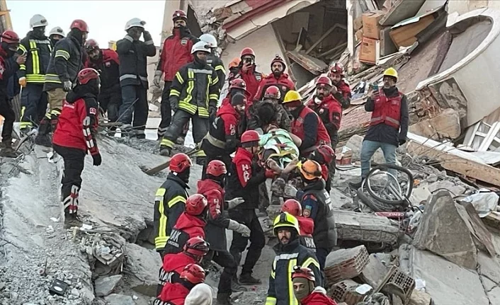 3 kişi depremden 76 saat sonra enkazdan kurtarıldı