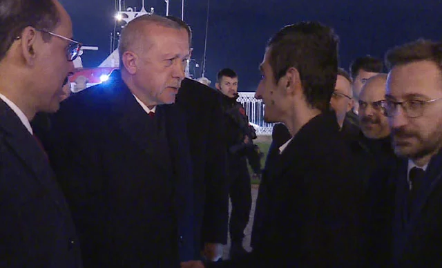 Cumhurbaşkanı Erdoğan broşür dağıtırken hakarete uğrayan Yusuf ile buluştu