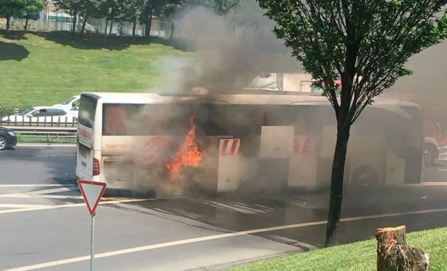 Esenler'de yolcu otobüsü yandı