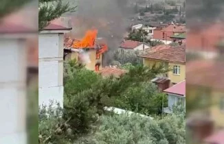 Bursa'da 3 katlı bina küle döndü