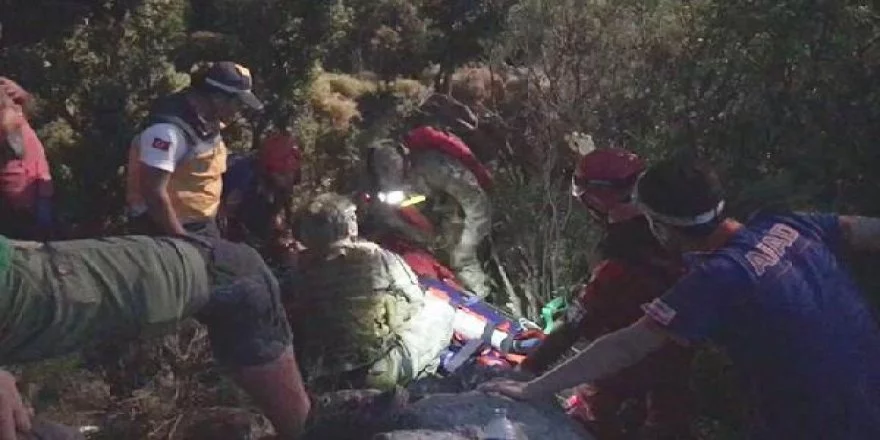Kayalıklara düşen Macar paraşütçü askeri helikopterle kurtarıldı