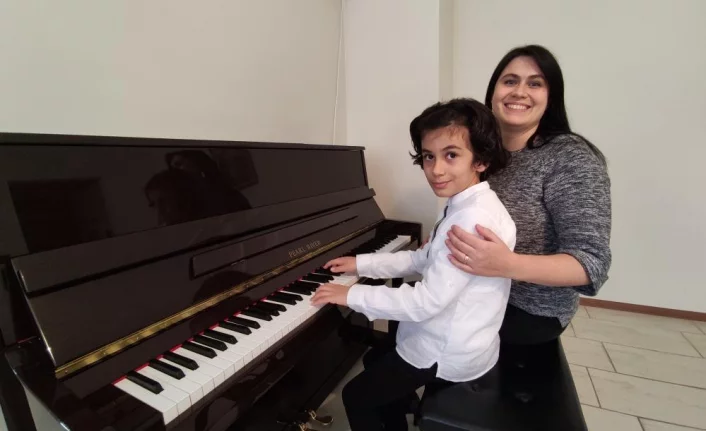 4 yaşında piyano çalmayı öğrendi, 7 yaşında süper ödülü aldı
