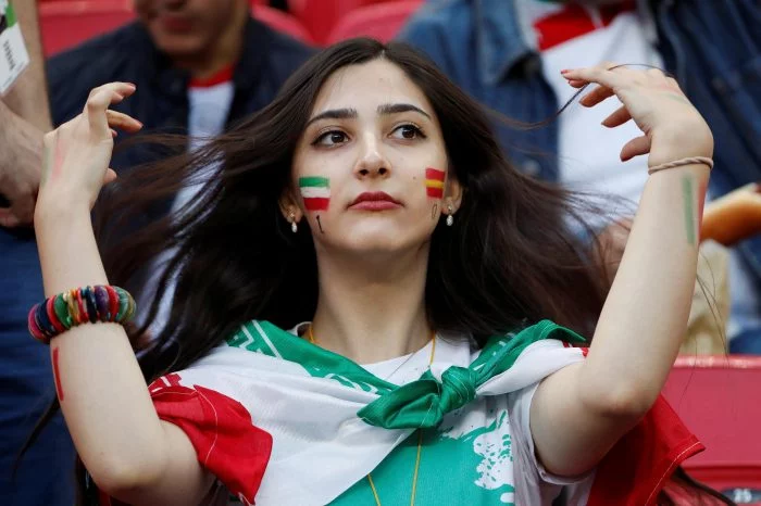 İranlı kadınlar 1 günlüğüne özgürce maç seyretti