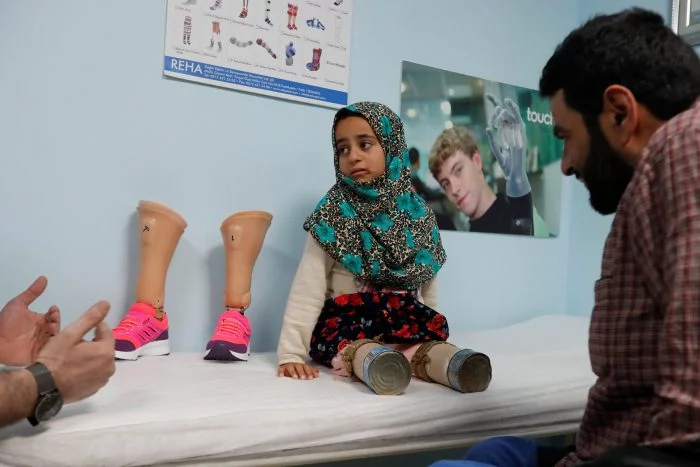Suriyeli Maya artık protez bacaklarıyla yürüyor