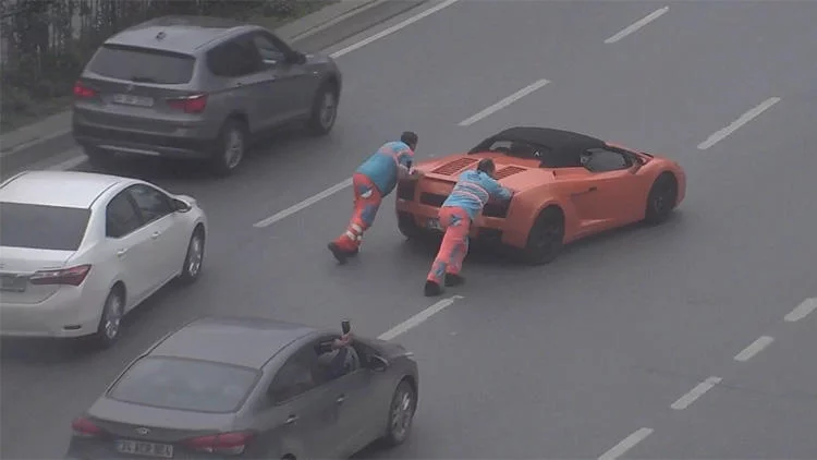 Yolda kalan Lamborghini'ye belediye işçileri el attı