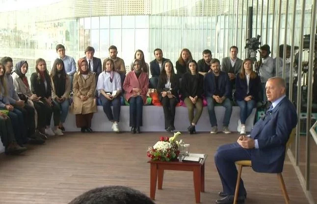 Cumhurbaşkanı Erdoğan, gençlerin sorularına kulak verdi