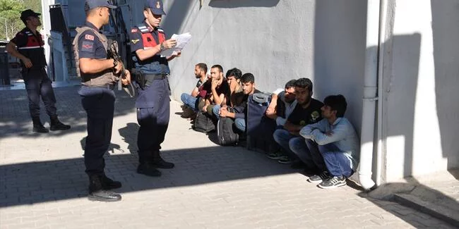 Yunanistan'a geçmeye çalışan 46 düzensiz göçmen yakalandı