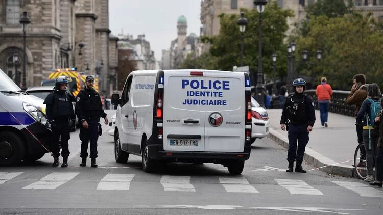 Paris'te bıçaklı saldırı: 4 ölü