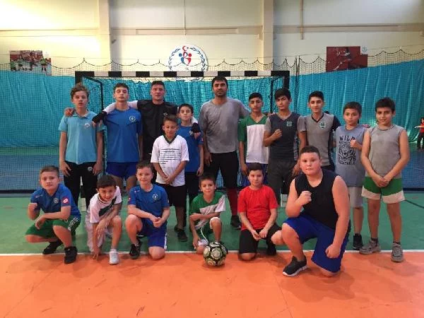 Seleznov boksta hünerlerini sergiledi, çocuklarla futbol maçı yaptı