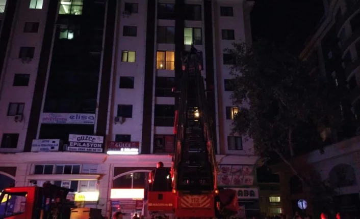 7 katlı binanın 5’inci katındaki daire alevlere teslim oldu