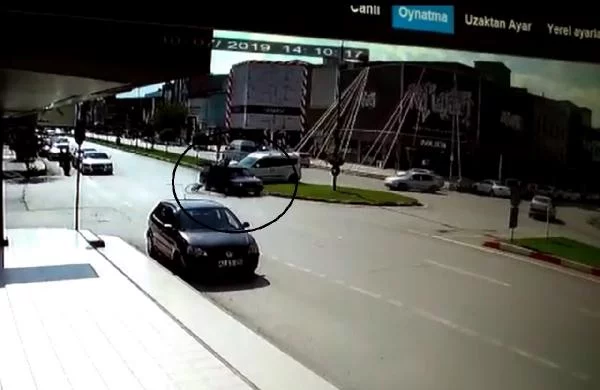 Bursa'da feci kaza! Otomobilin çarptığı bisiklet sürücü 40 metre sürüklendi