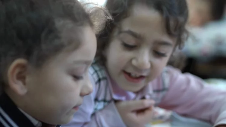 Suriye uyruklu Roya ile Kardelen'in dostluğu kamu spotunda