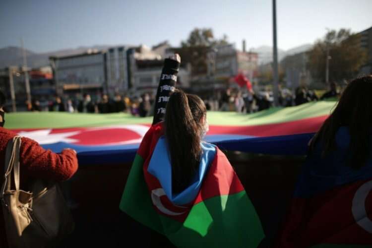 Bursa'da Azerbaycan'ın zaferi dev bayrakla kutlandı!