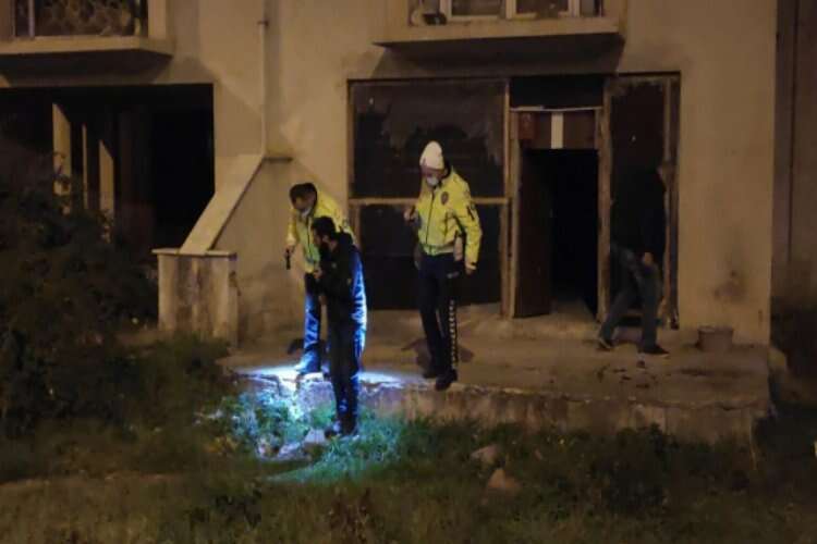 Bursa'da kriz geçiren genç metruk evde intihara kalkıştı