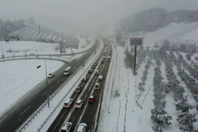 Bursa'da kar esareti! Trafik kilitlendi...
