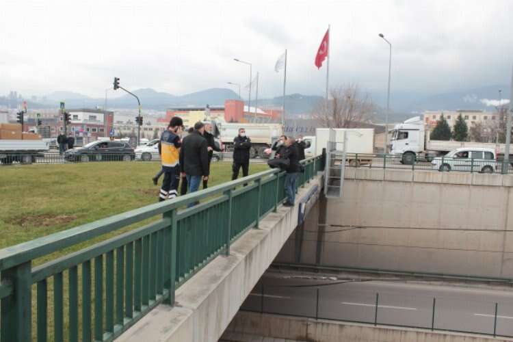 Bursa'da 112 görevlisi köprüden atlamak isteyen adamı yakaladı!