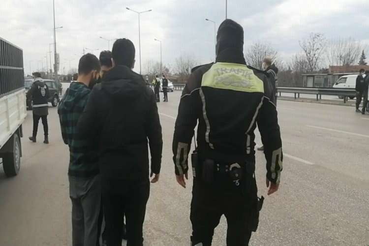 Bursa polisinin dikkati kaçak göçmenleri yakalattı