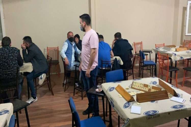 Bursa'da amatör spor kulübü lokalinde oyun oynayan 17 şahsa ceza yağdı