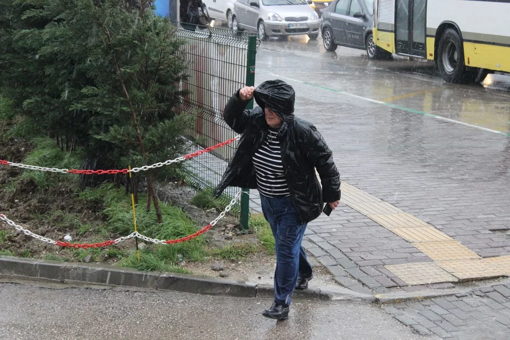 Bursa'da sabah şiddetli lodos, akşam yağmur
