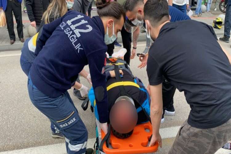 Bursa'da otomobile ile çarpışan kurye ağır yaralandı