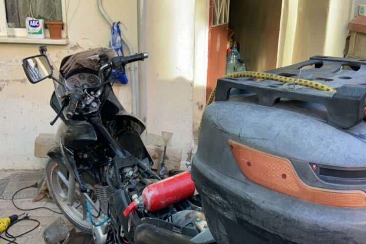 Tamir etmeye çalıştığı motosikleti yandı