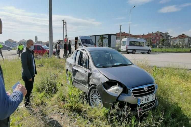 Bursa'da otomobil ile servis aracı çarpıştı; 7 yaralı