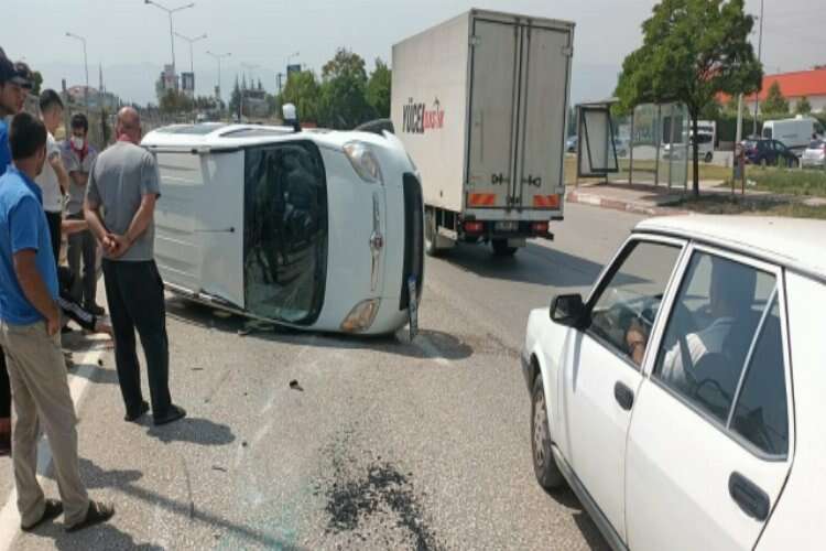 Bursa'da araç devrildi; genç sürücü ölümden döndü