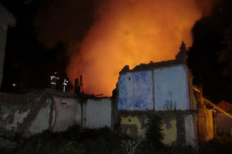 Bursa'da metruk bina alev alev yandı