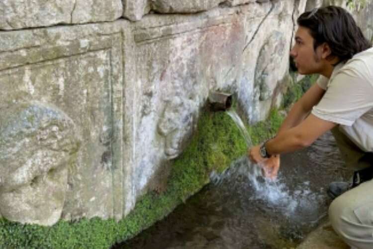 Görenler şok oldu... Bursa'daki 2 bin yıllık lahitten 150 yıldır su akıyor