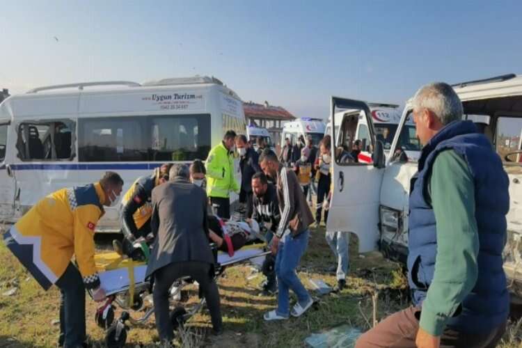 Bursa'da iki minibüs çarpıştı! 15 kişi yaralandı