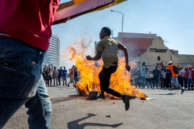 Zimbabve'de protestolar esnafa kepenk indirtti
