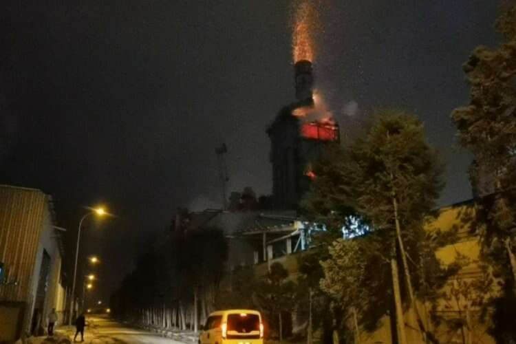 Bursa'da fabrikanın 2 talaş silosu alev alev yandı