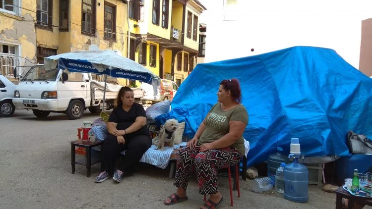 Bursa'da insanlık dramı! Kanser anne ile kızı sokakta yaşam mücadelesi veriyor