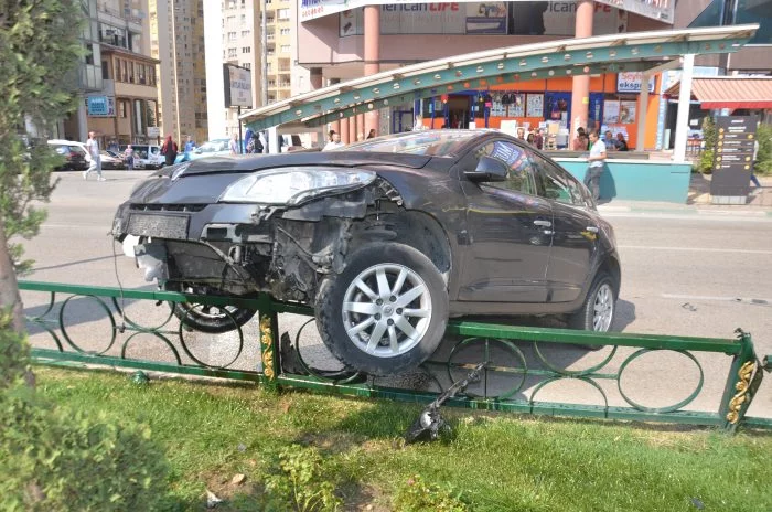 Bursa'da kontrolden çıkan araç bariyerlere çarptı
