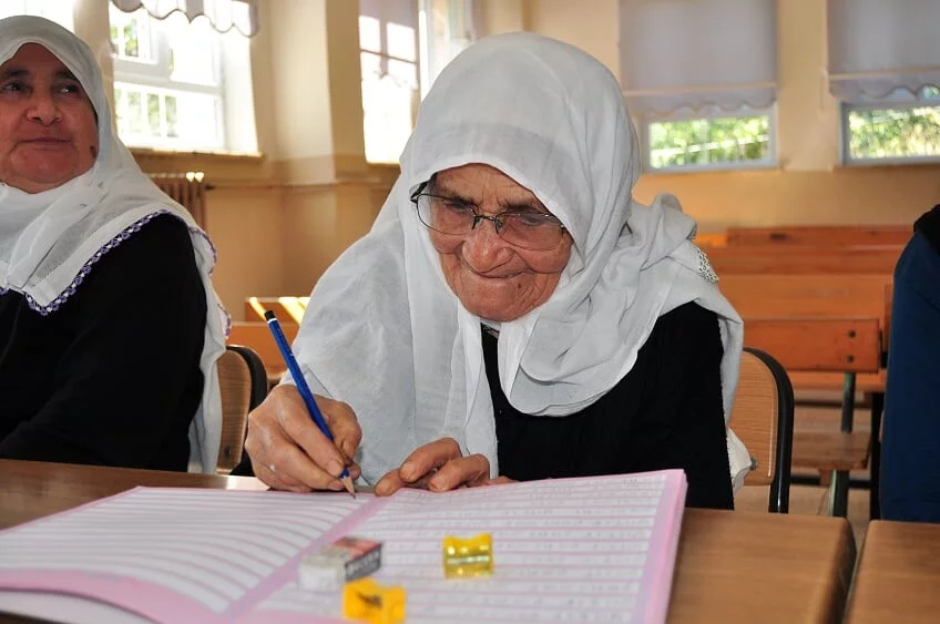 Bursa'da en genç öğrencisinin 67 yaşında olduğu okul görenleri hayrete düşürüyor