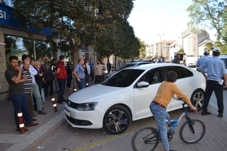 Bursa'da bir zanlı, polisi metrelerce sürükledi