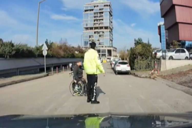 Bursa'da engelli vatandaşın imdadına trafik polisi yetişti