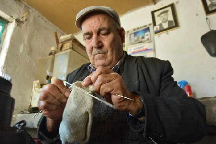 Bursa'da erkeklerin çorap ördüğü köyde bir tek o kaldı