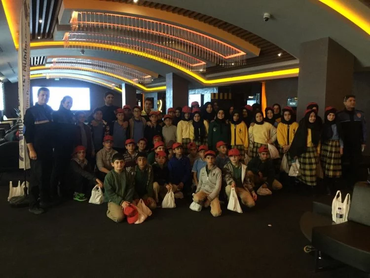 Bursa'da polisler, 100 çocuğu sinemaya götürdü