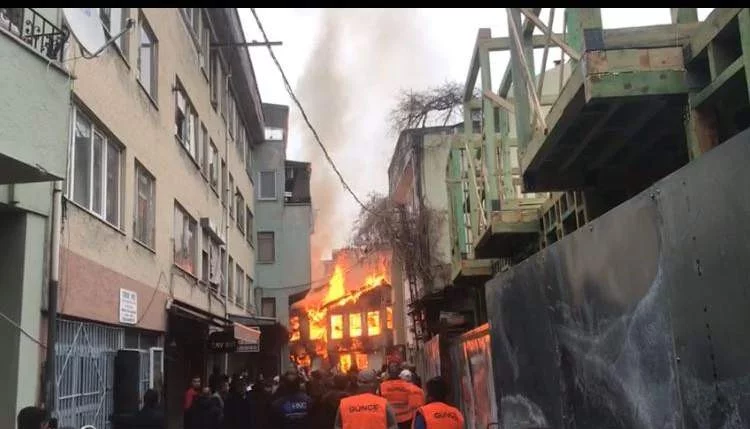 Bursa'da tarihi ahşap ev yanıyor!