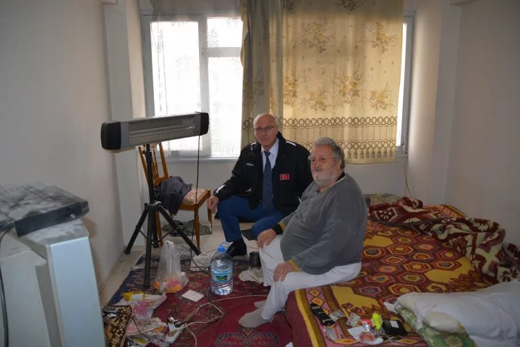 Bursa'da çöp evde kalan yaşlı adama belediyeden yardım eli