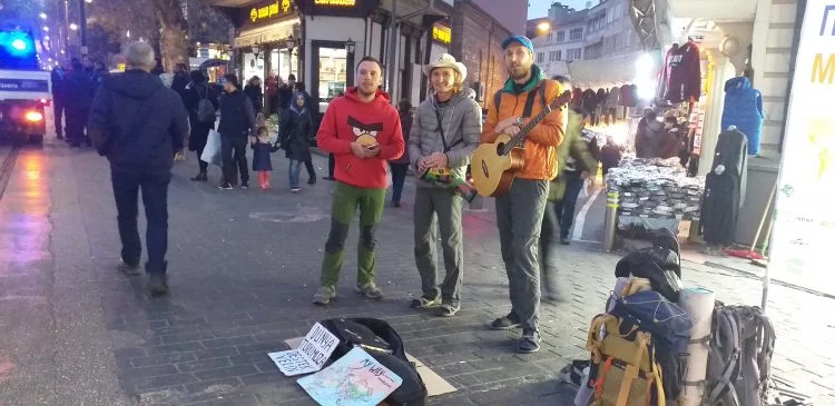 5 yıldır dünyayı gezen grup, Bursa sokaklarında bilet parası için şarkı söylüyor