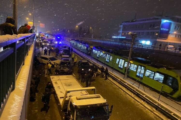 Bursa'da yol buz pistine döndü : 11 araç birbirine girdi