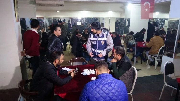 Bursa'da ahlak polisinin yoğun mesaisi gece boyu devam etti