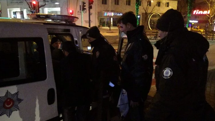 Bursa'da soğuktan donmak üzere olan engelli vatandaşı bekçiler kurtardı
